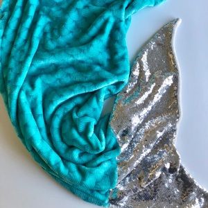 Fleece girls mermaid tail blanket